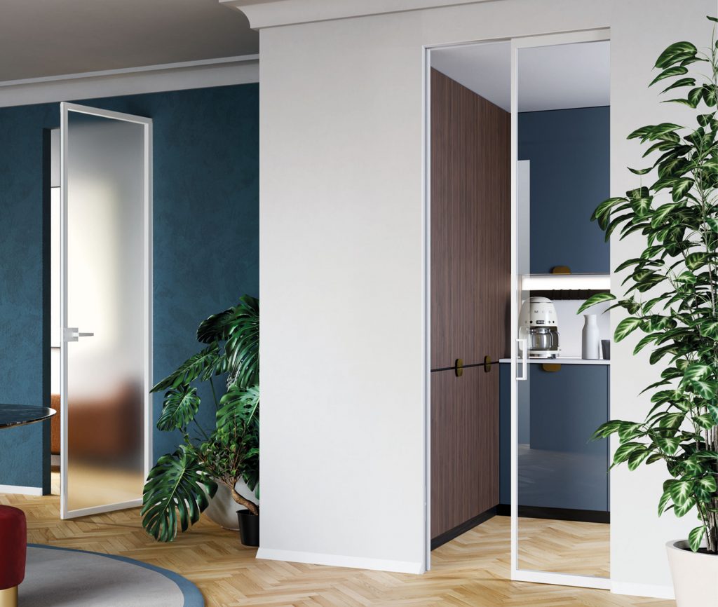 Porte in vetro senza decori con profilo in alluminio bianco